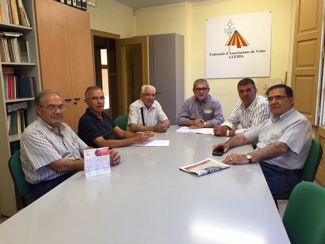 Joan Gómez amb els representants de la FAVLL (Imatge de Paeria.cat)